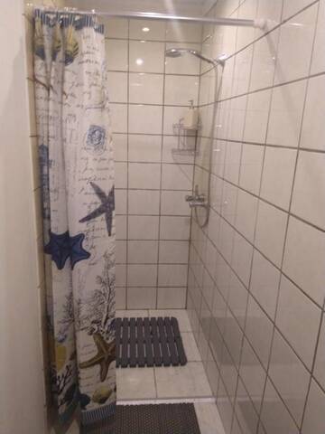 Фото номера Двухместный номер с 2 отдельными кроватями и общей ванной комнатой Отель Tower Hotel г. Вентспилс 6