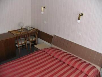 Фото номера Двухместный номер с 2 отдельными кроватями Отель Hotel Vilnis г. Вентспилс 6